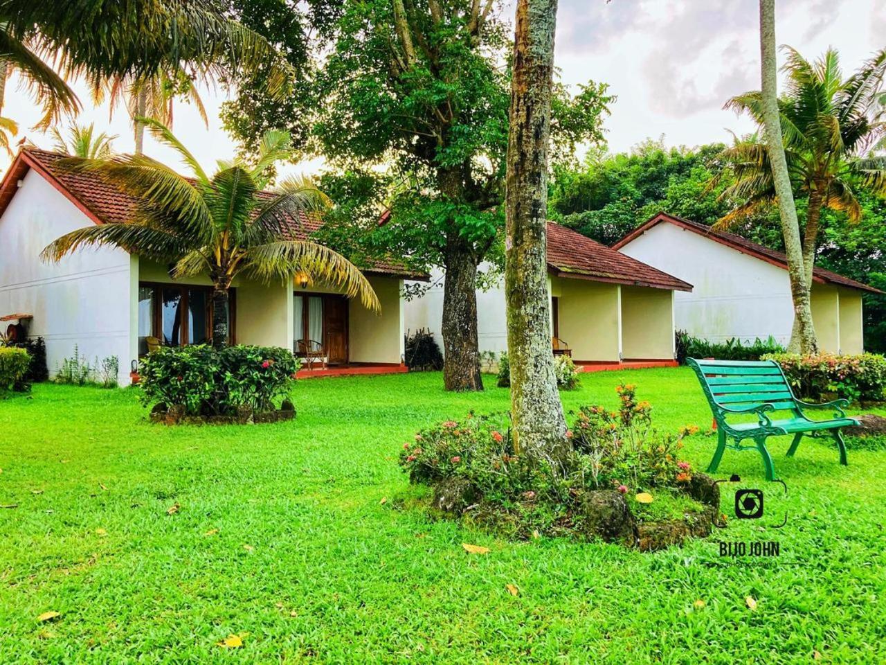 Abad Whispering Palms Hotel Kumarakom Luaran gambar