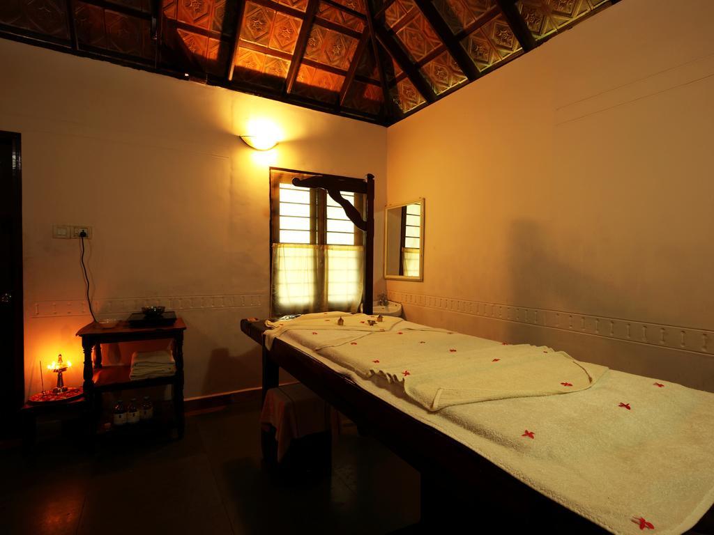 Abad Whispering Palms Hotel Kumarakom Luaran gambar