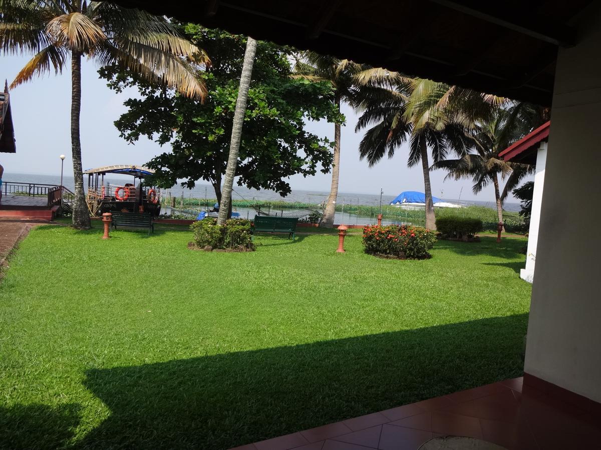 Abad Whispering Palms Hotel Kumarakom Luaran gambar