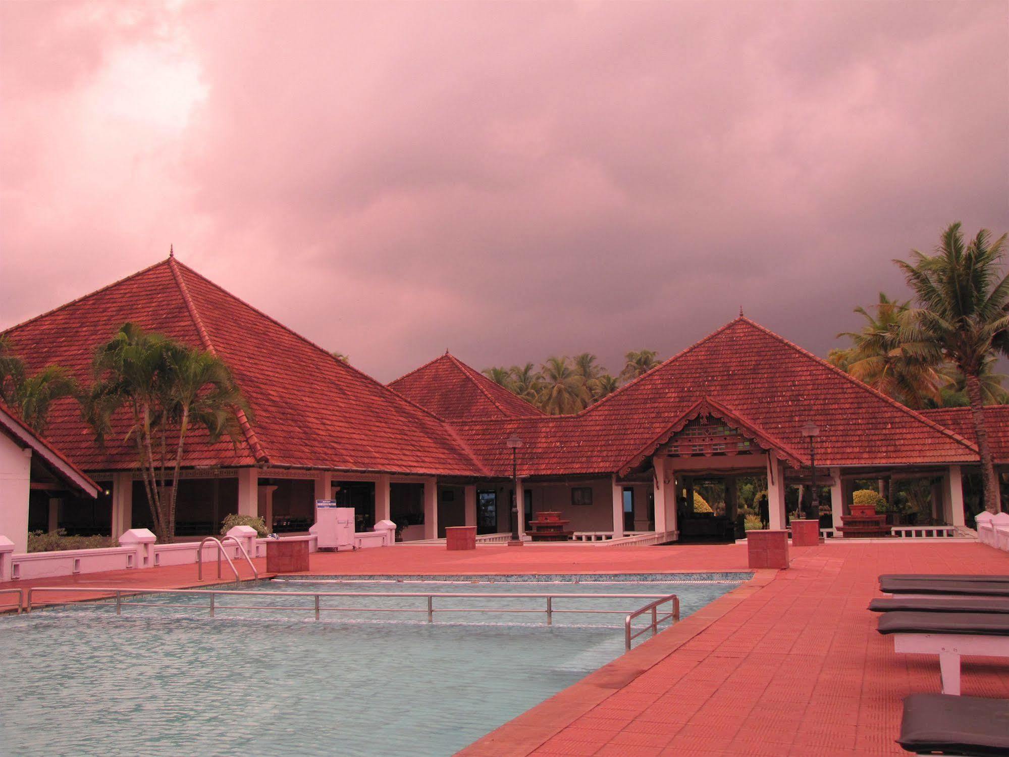 Abad Whispering Palms Hotel Kumarakom Luaran gambar
