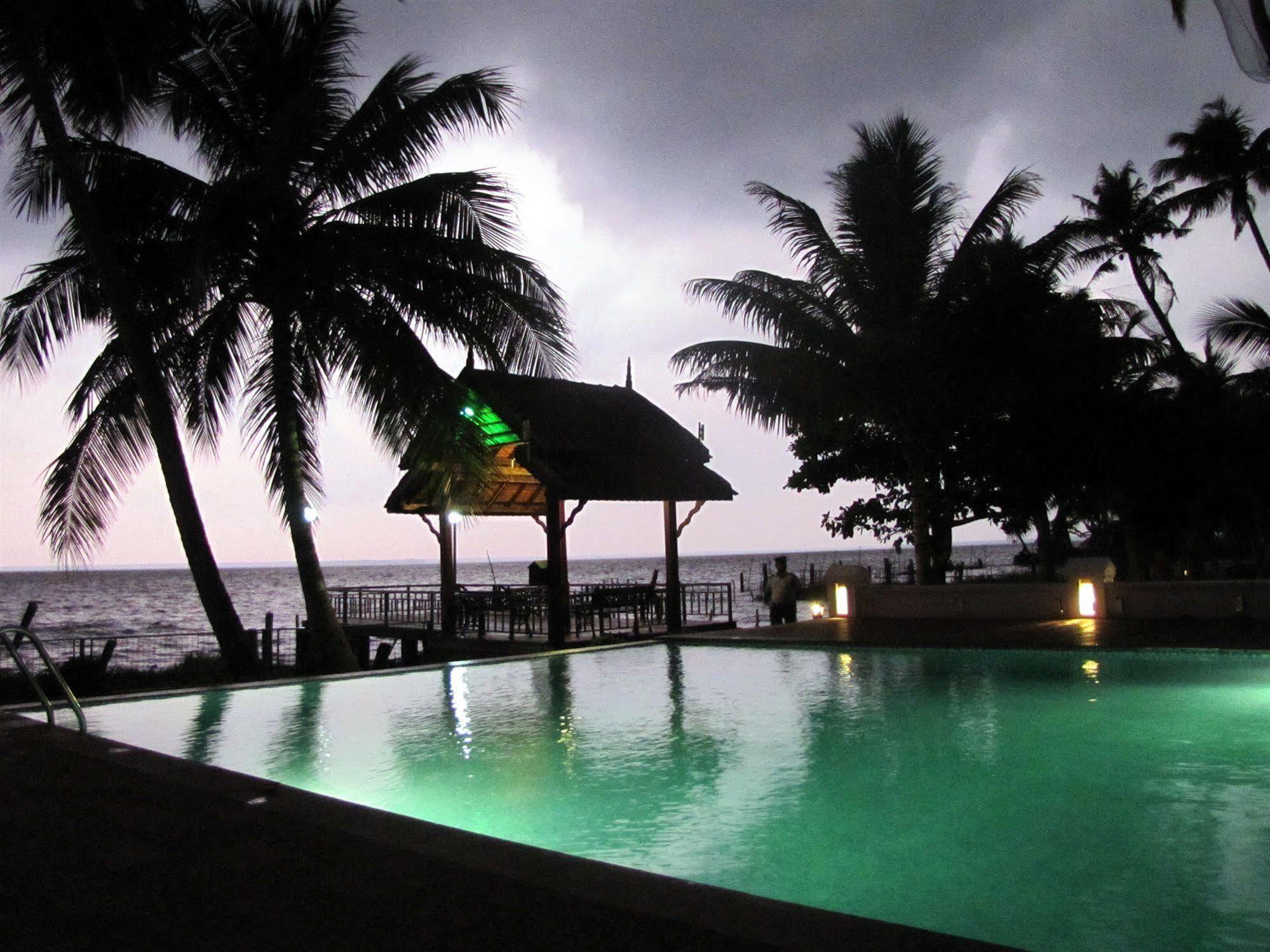 Abad Whispering Palms Hotel Kumarakom Luaran gambar