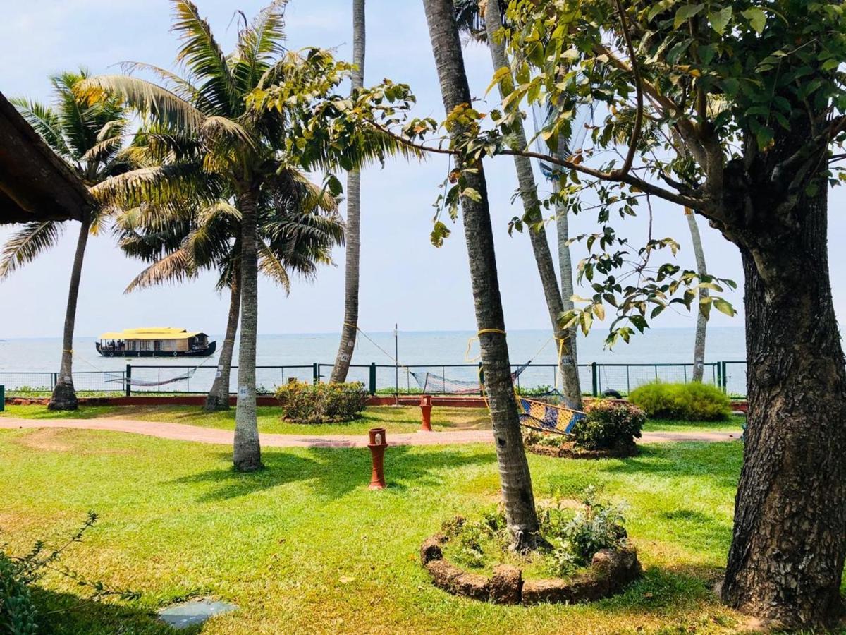 Abad Whispering Palms Hotel Kumarakom Luaran gambar